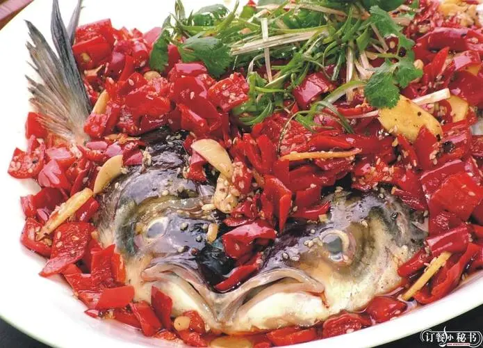《剁椒鱼头》影评：挑战味蕾极限！史上最大鱼头，鲜辣背后的故事